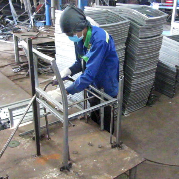 Sản xuất khung sắt mạ kẽm bàn ghế cafe nhựa giả mây MT207 tại xưởng cơ khí Minh Thy Furniture