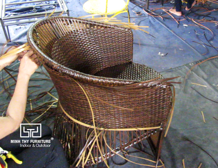 Cách thức đan bàn ghế café mây nhựa MT2A29 sân vườn tại xưởng sản xuất Minh Thy Furniture