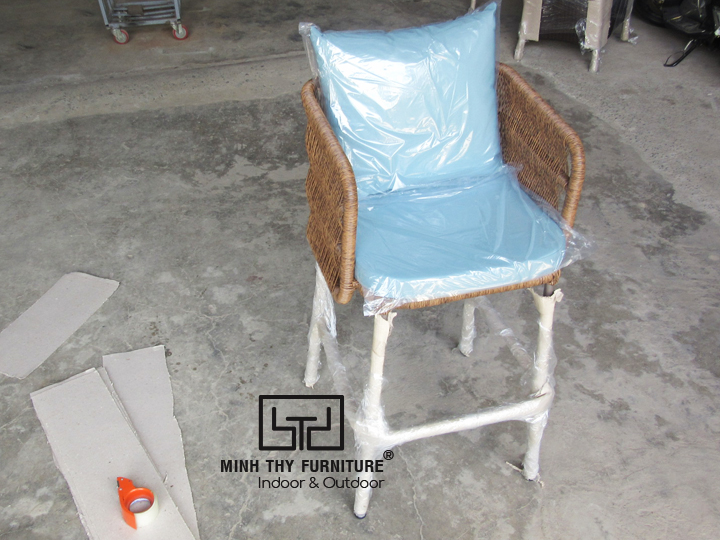 Khám phá cách đan ghế quầy bar giả mây tại xưởng đan mẫu của Minh Thy Furniture