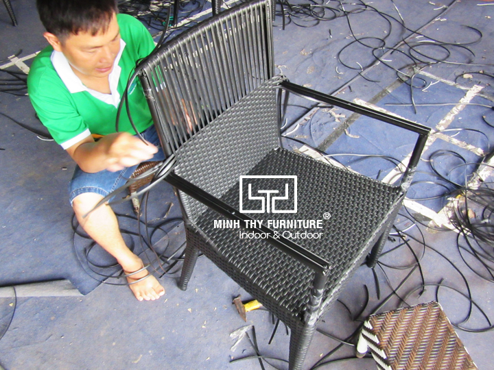 Cận cảnh công việc đan thủ công ghế café mây sân vườn cao cấp nhựa tại xưởng sản xuất Minh Thy Furniture