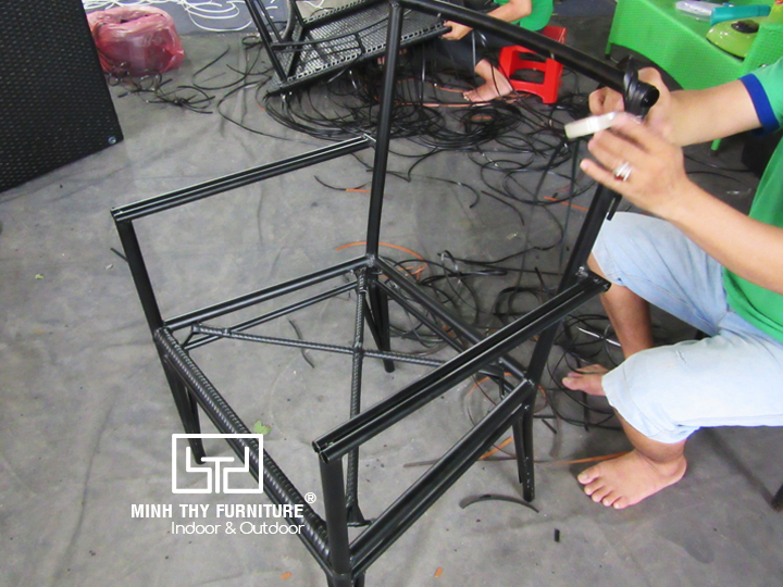 Cận cảnh công việc đan thủ công ghế café mây sân vườn cao cấp nhựa tại xưởng sản xuất Minh Thy Furniture