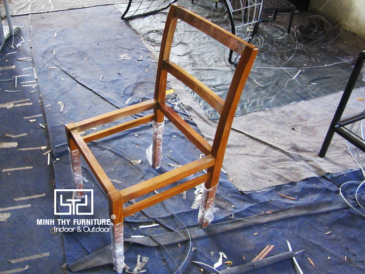 Khi sản phẩm bàn ghế gỗ kết hợp với vật liệu giả mây