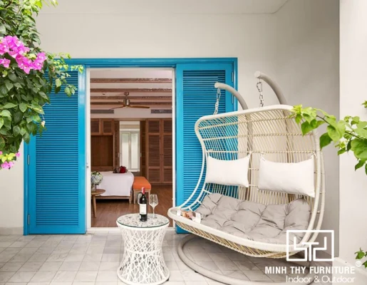 Không gian homestay có xích đu mây thư giãn
