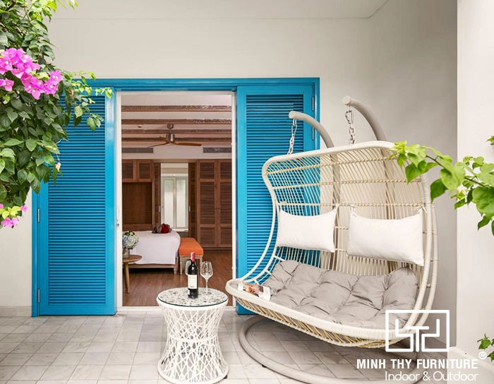 Không gian homestay có xích đu mây thư giãn